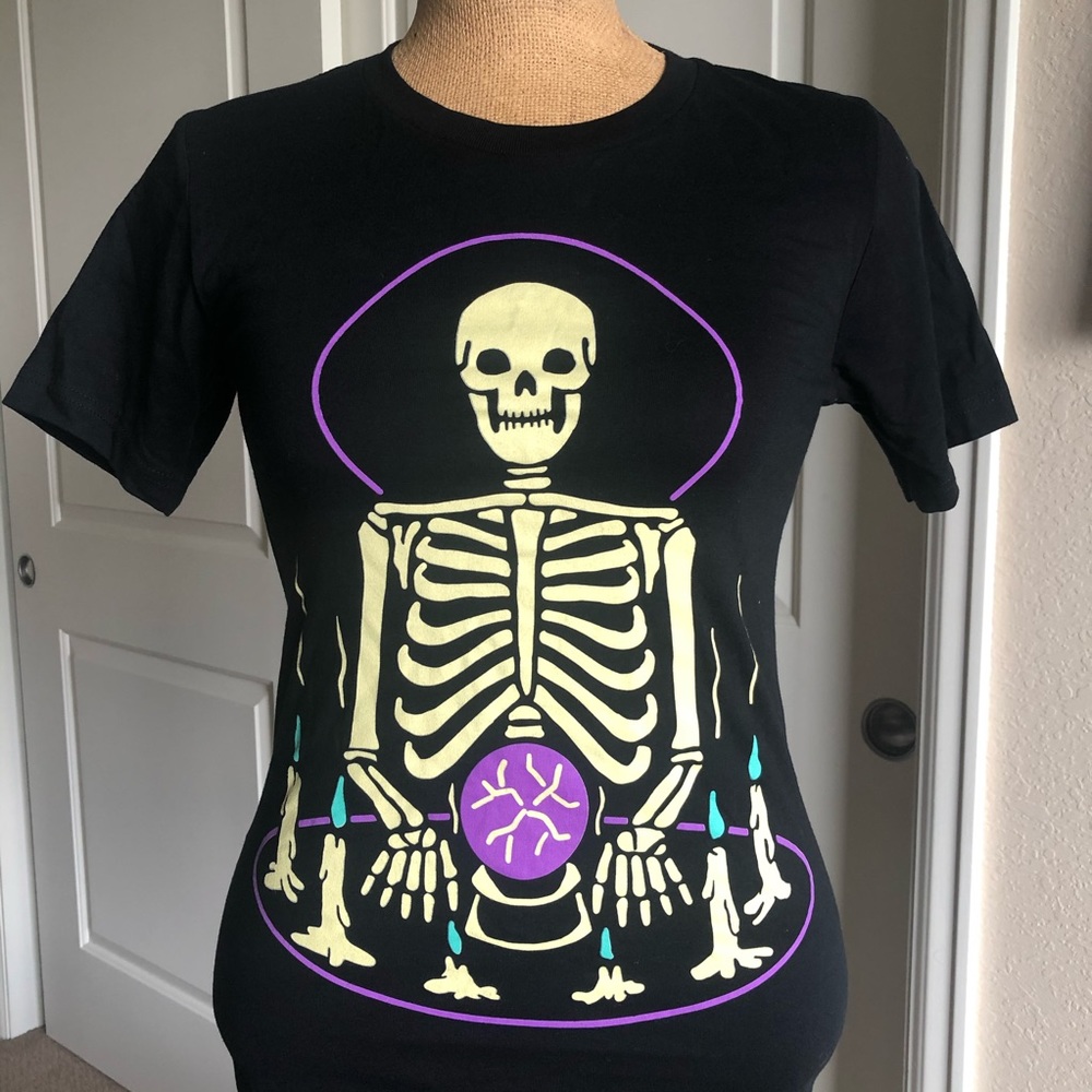 3/$15 🦉Skeleton with Crystal Ball Tee